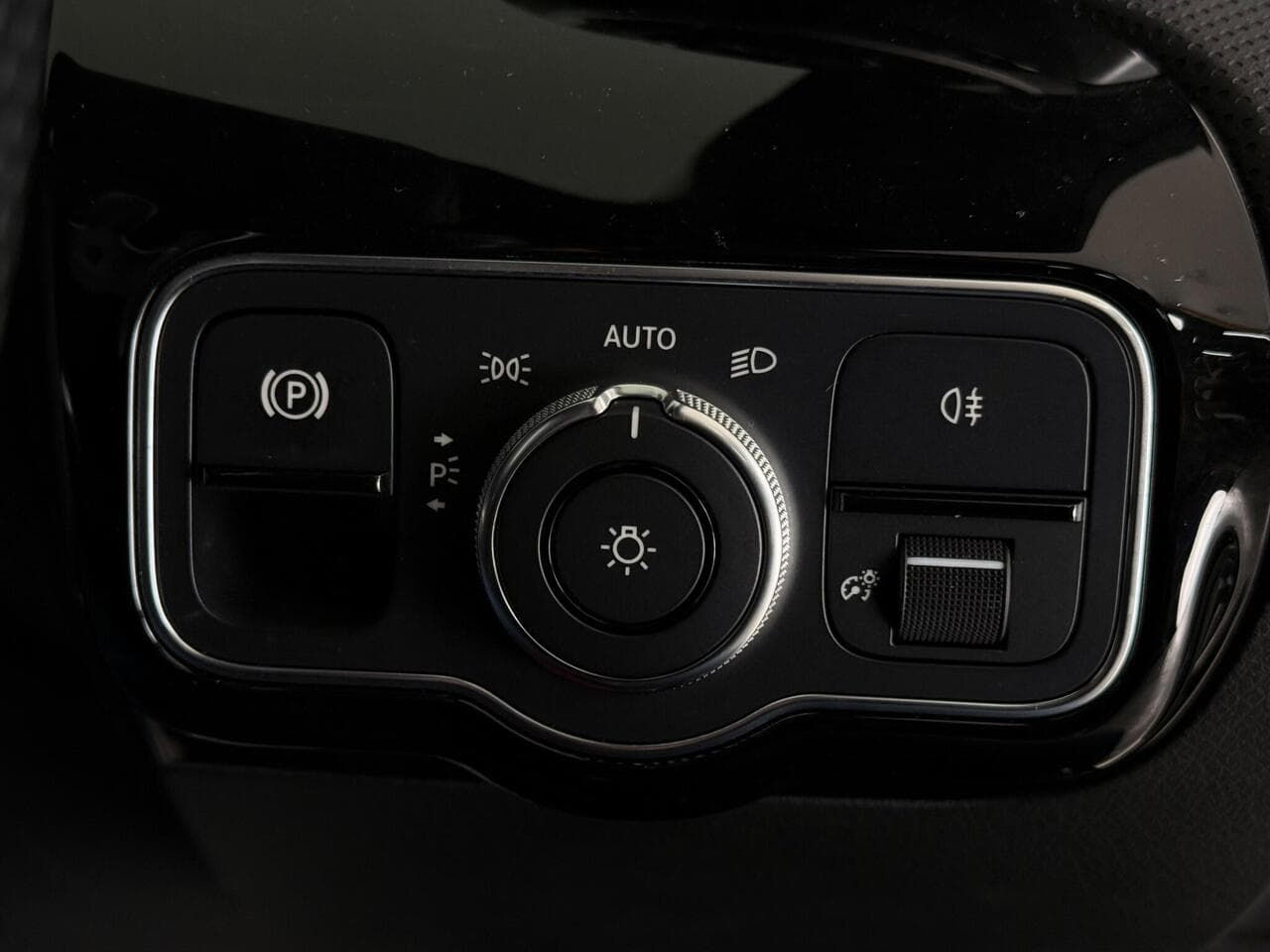 Mercedes-Benz CLA thumbnail Misc Controls