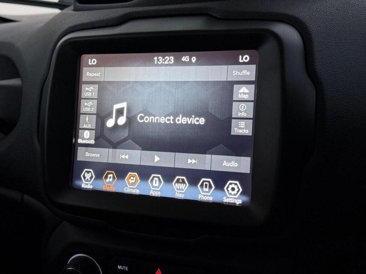Jeep Renegade thumbnail Infotainment System