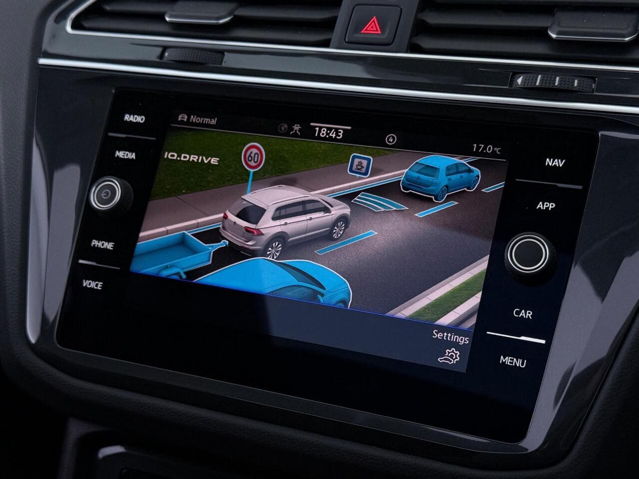 Volkswagen Tiguan thumbnail Infotainment System