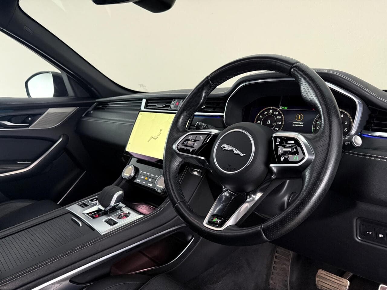 Jaguar F-PACE thumbnail Interior Front
