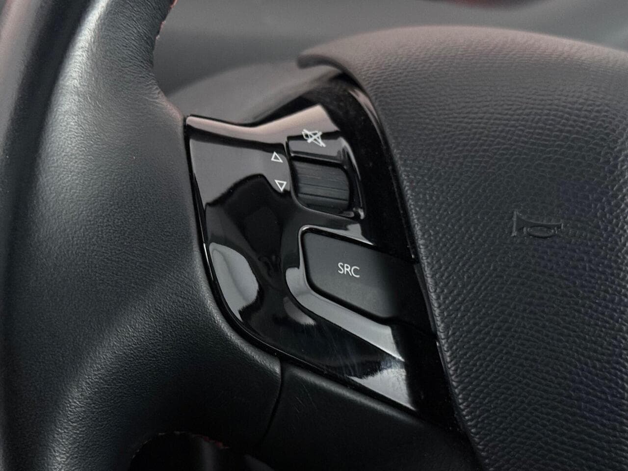 Peugeot 308 thumbnail Misc Controls
