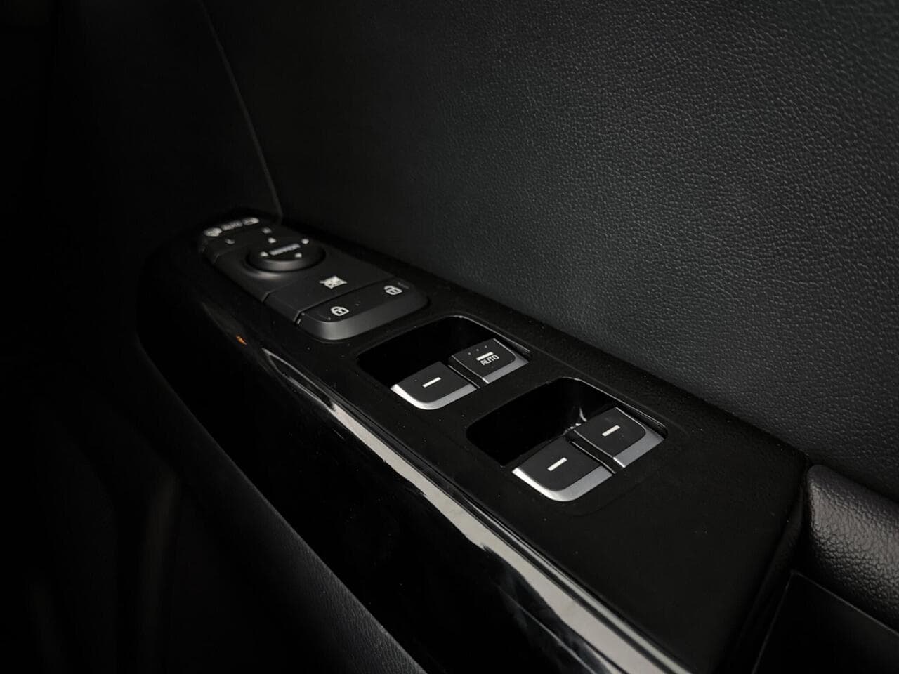 Kia Sportage thumbnail Misc Controls