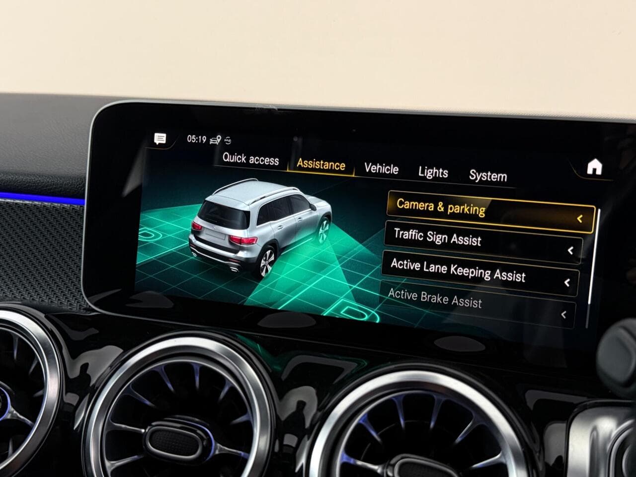 Mercedes-Benz GLB thumbnail Infotainment System