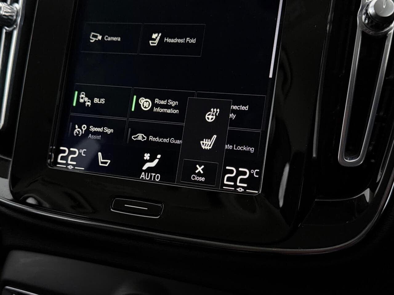 Volvo XC40 thumbnail Infotainment System