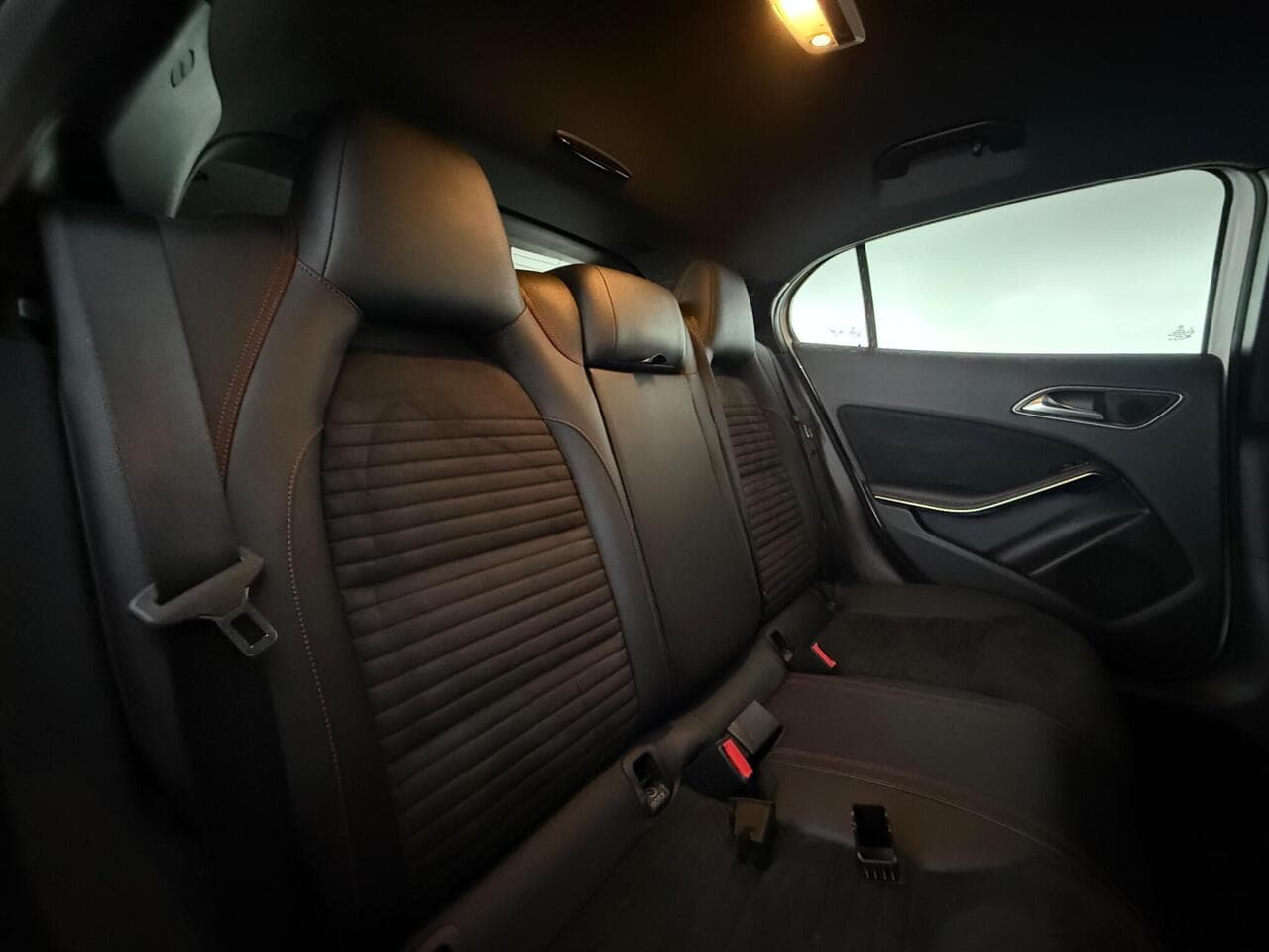 Mercedes-Benz GLA thumbnail Seats Rear