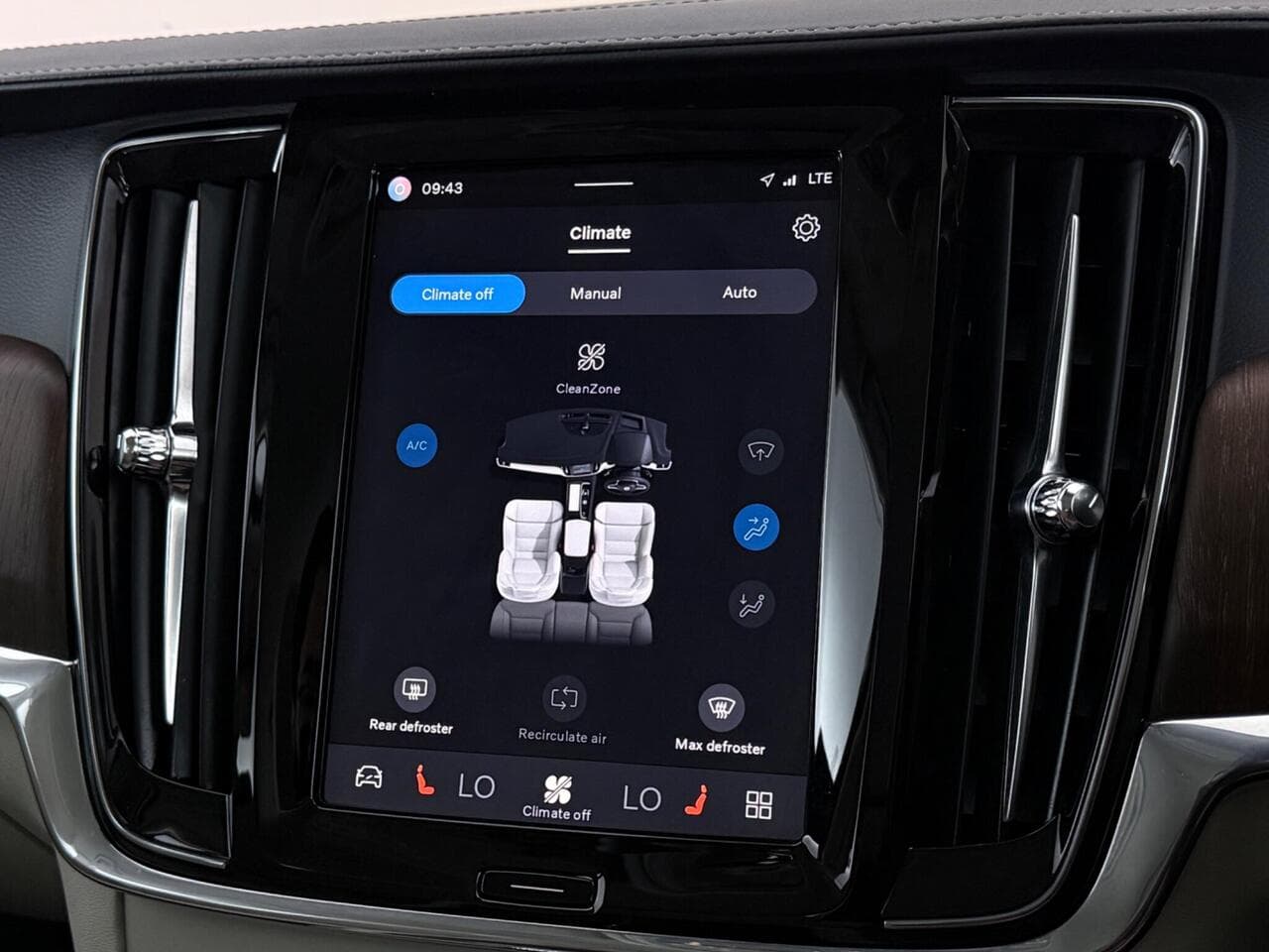 Volvo V90 Cross Country thumbnail Infotainment System