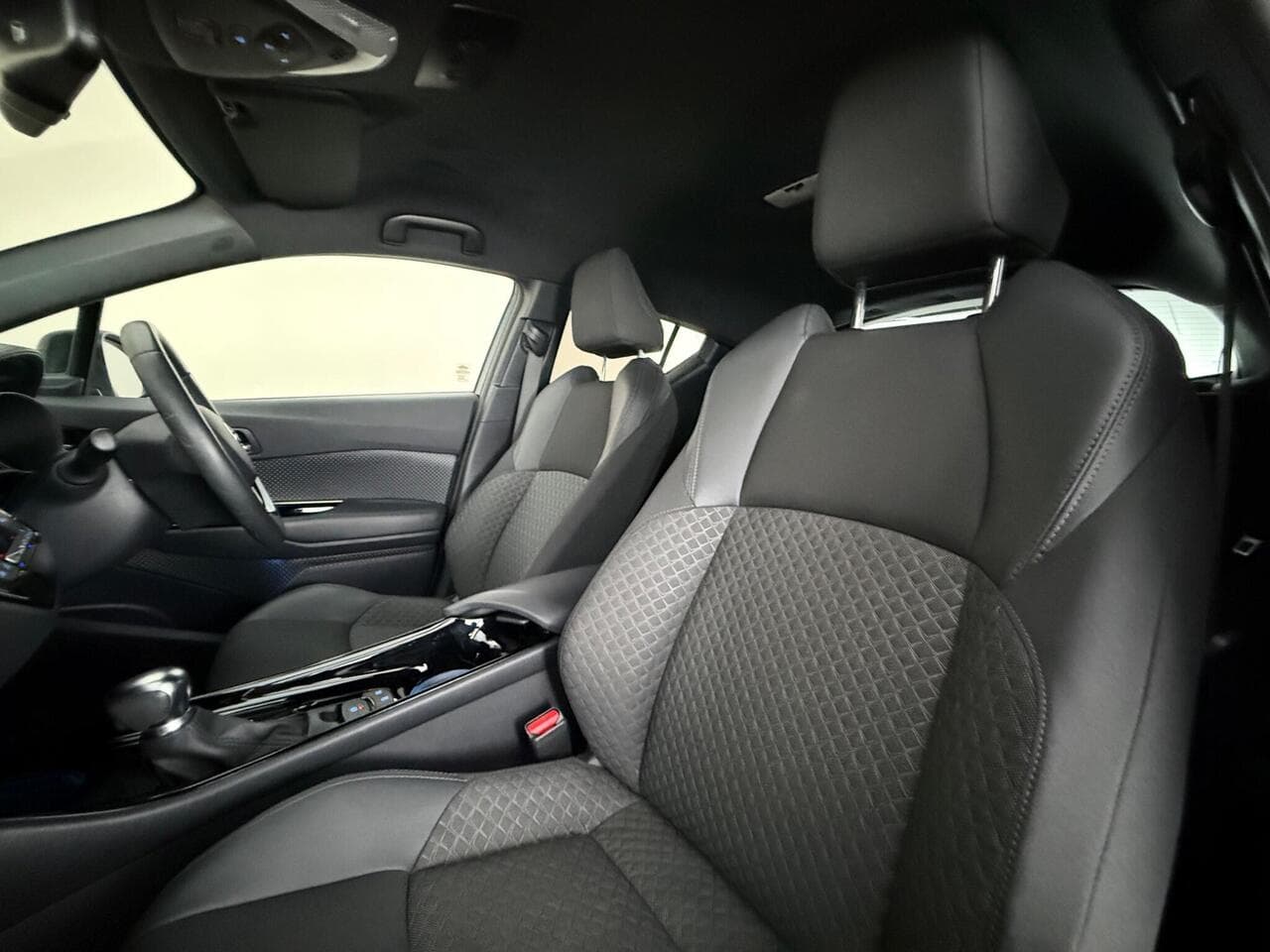 Toyota C-HR thumbnail Seat Front Passenger