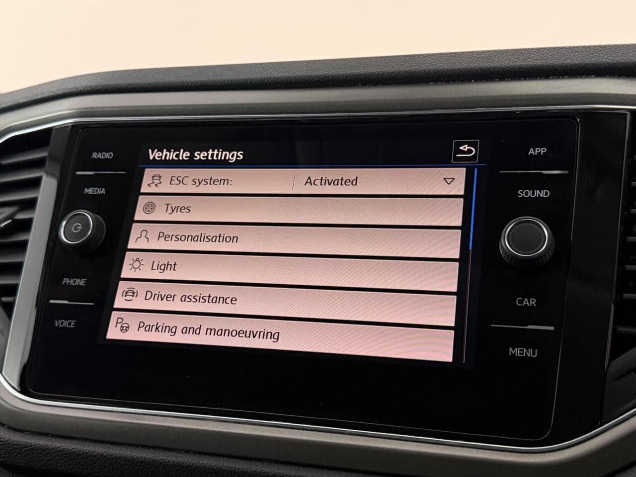 Volkswagen T-Roc thumbnail Infotainment System