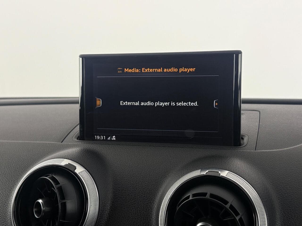 Audi A3 Cabriolet thumbnail Infotainment System
