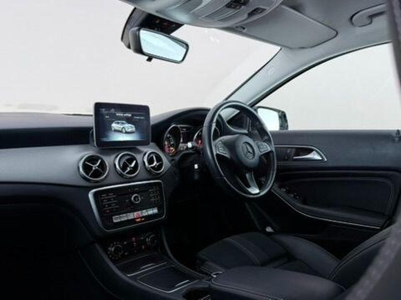 Mercedes-Benz GLA thumbnail Interior Front
