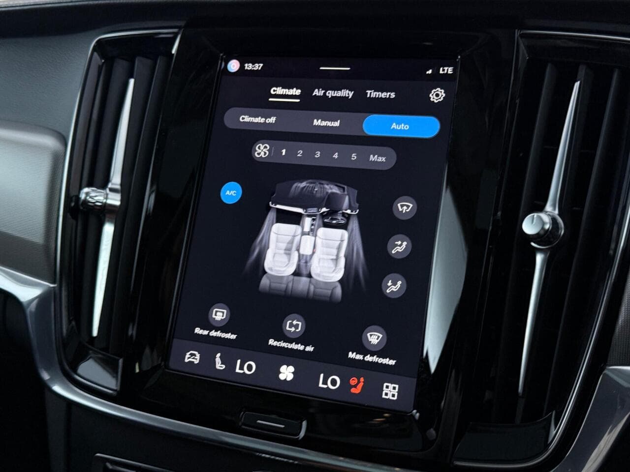 Volvo S90 thumbnail Infotainment System