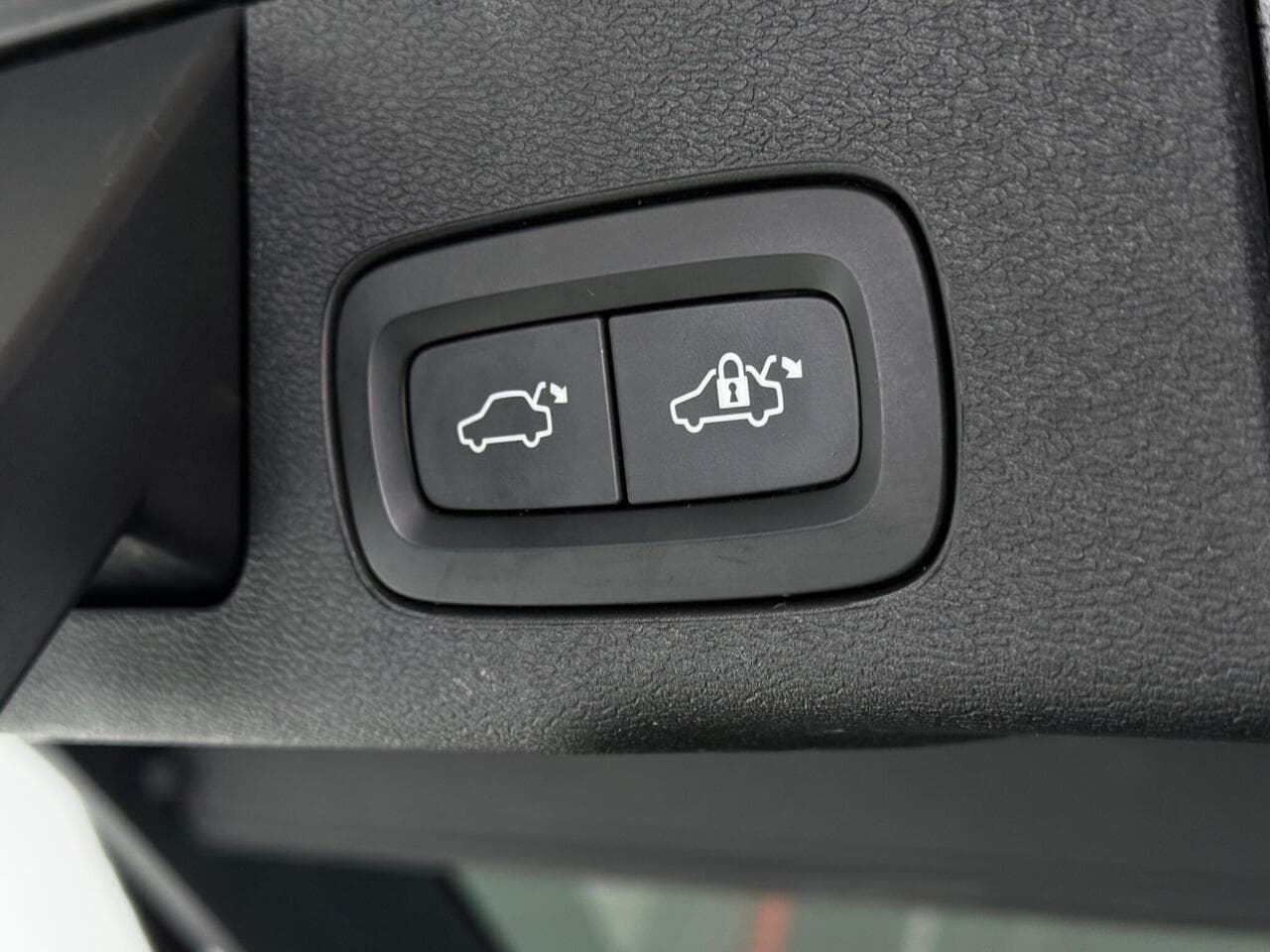 Volvo XC60 thumbnail Misc Controls