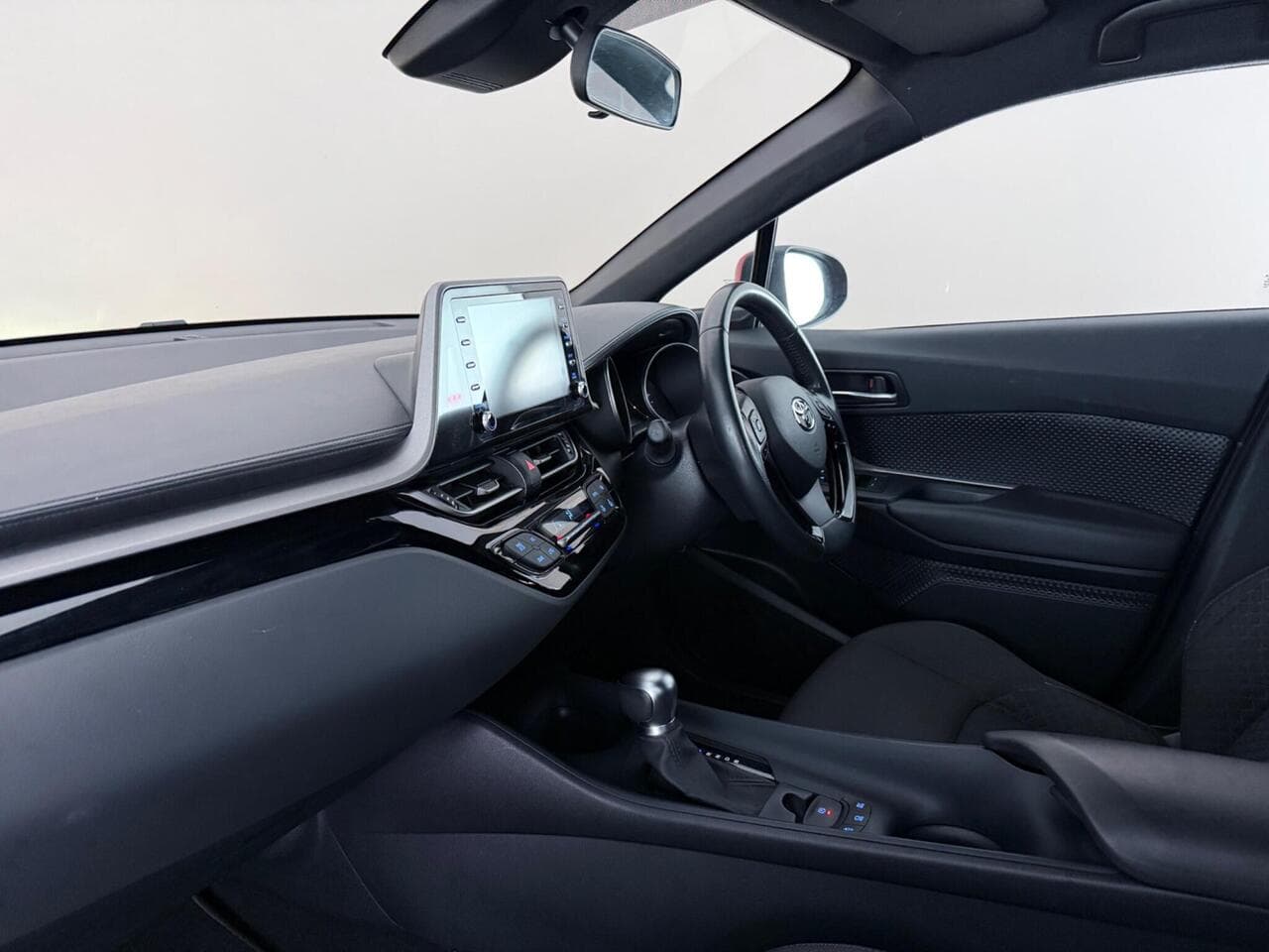 Toyota C-HR thumbnail Interior Front