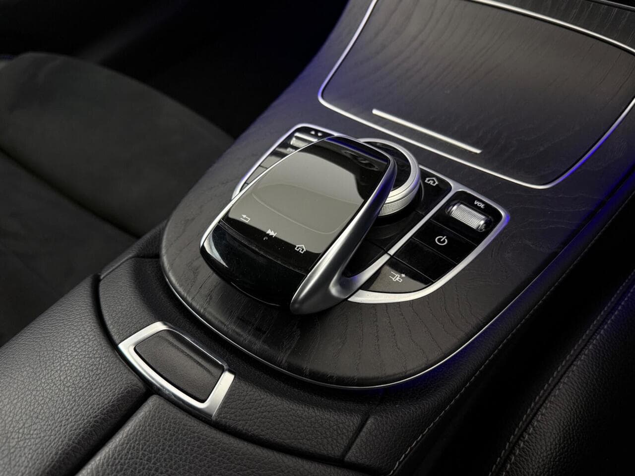 Mercedes-Benz E Class thumbnail Interior Front