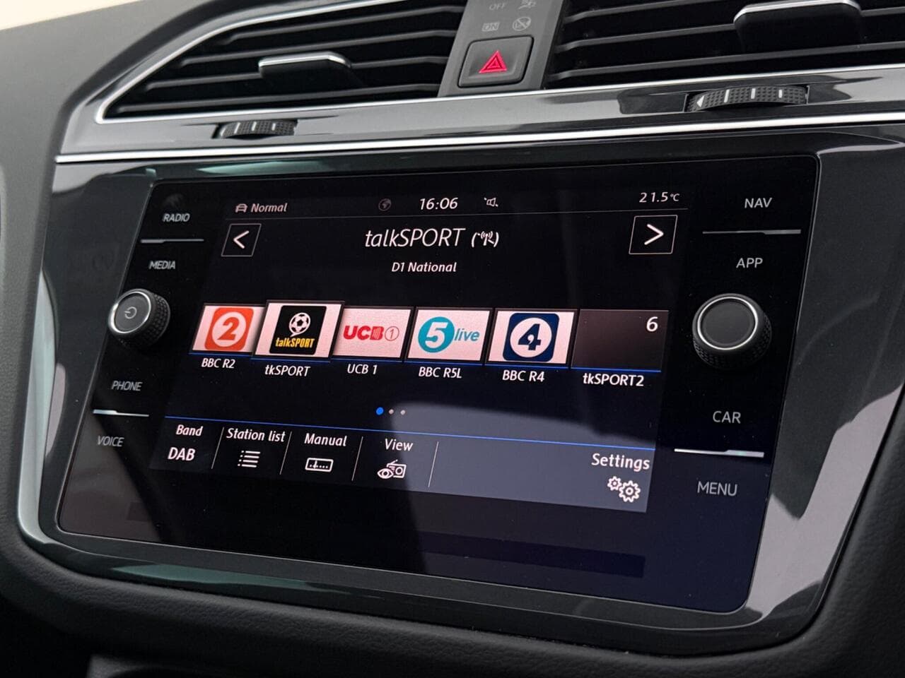 Volkswagen Tiguan thumbnail Infotainment System