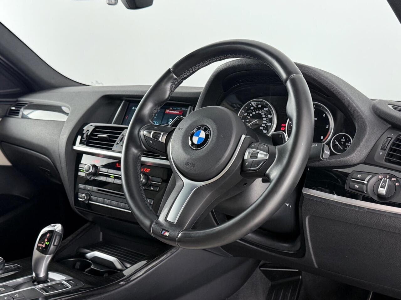 BMW X4 thumbnail Steering Wheel