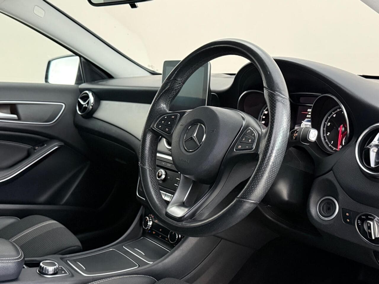 Mercedes-Benz GLA thumbnail Interior Front