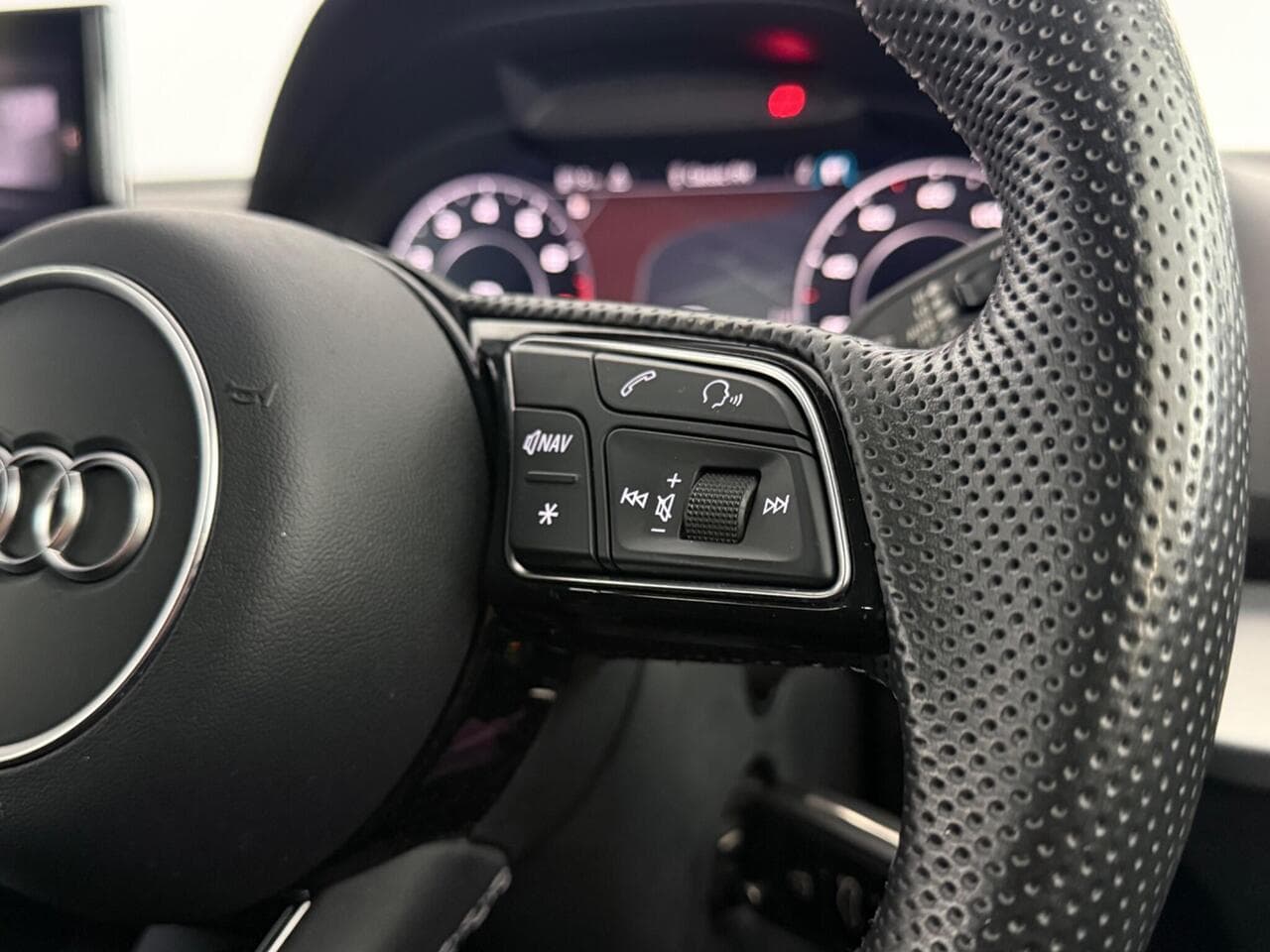 Audi Q2 thumbnail Misc Controls