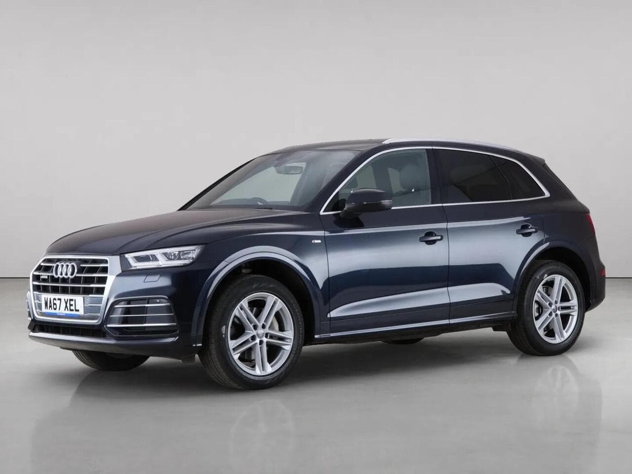 Audi Q5 thumbnail Front Left