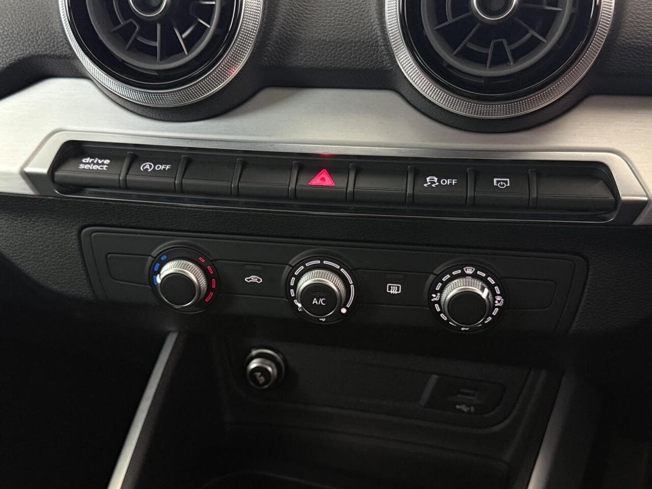 Audi Q2 thumbnail Interior Front