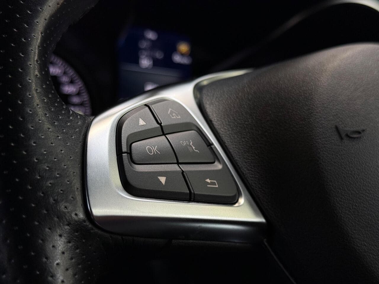 Mercedes-Benz GLC thumbnail Misc Controls