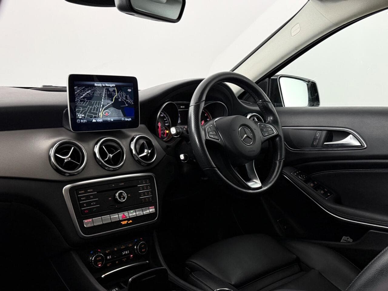 Mercedes-Benz GLA thumbnail Interior Front