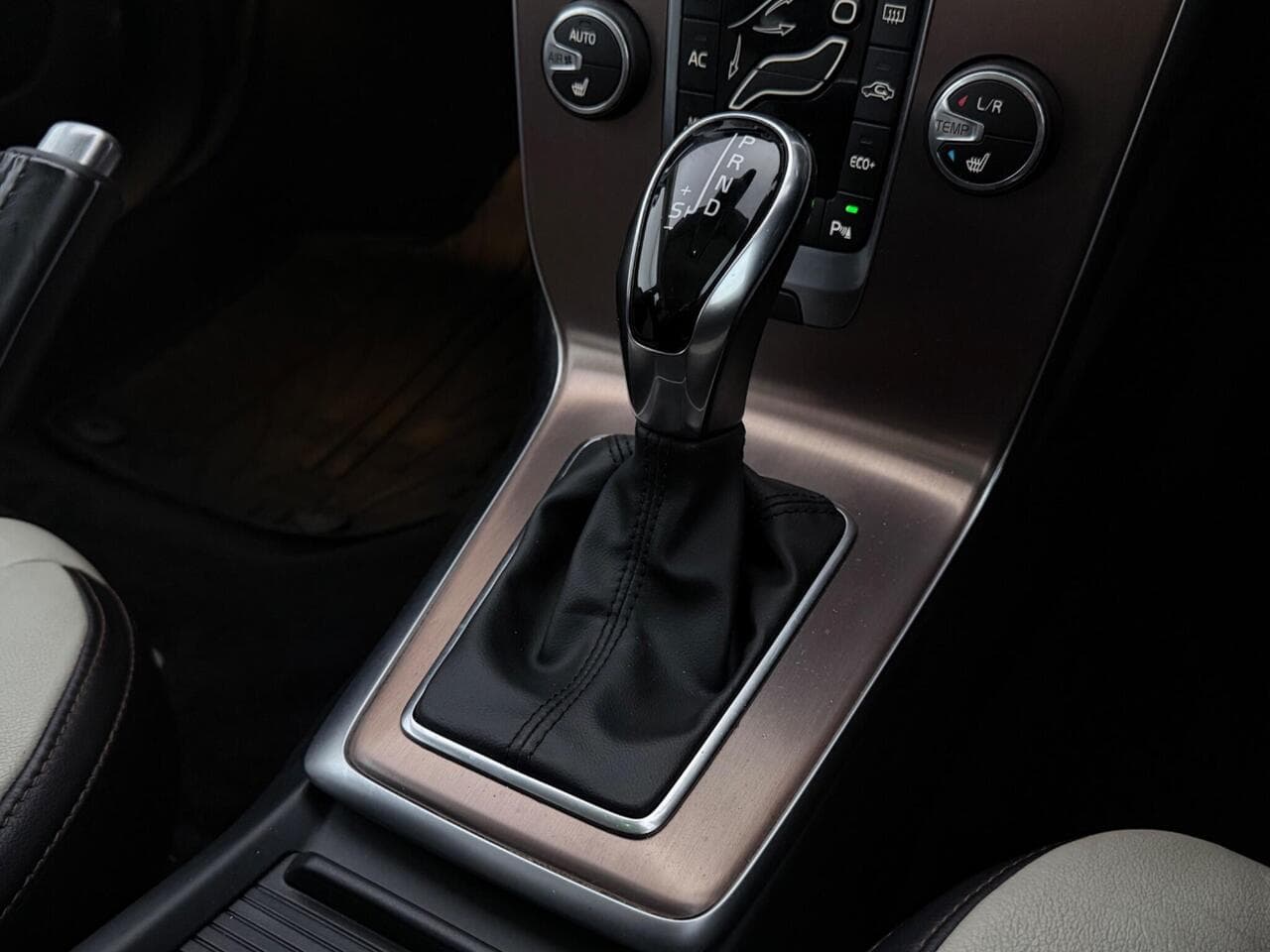 Volvo V40 Cross Country thumbnail Interior Front