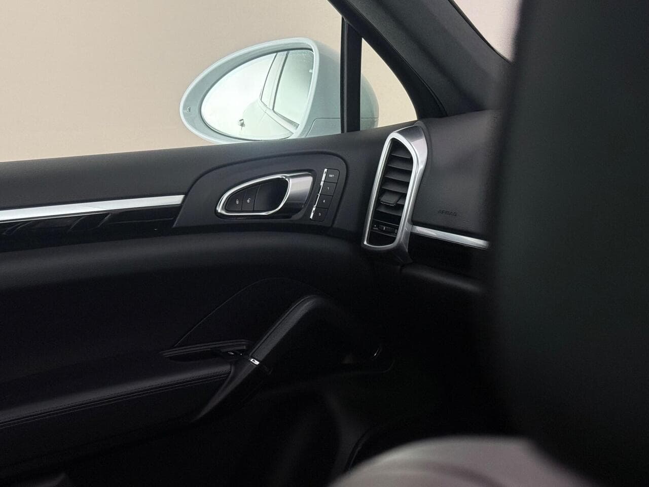Porsche Cayenne thumbnail Interior Front