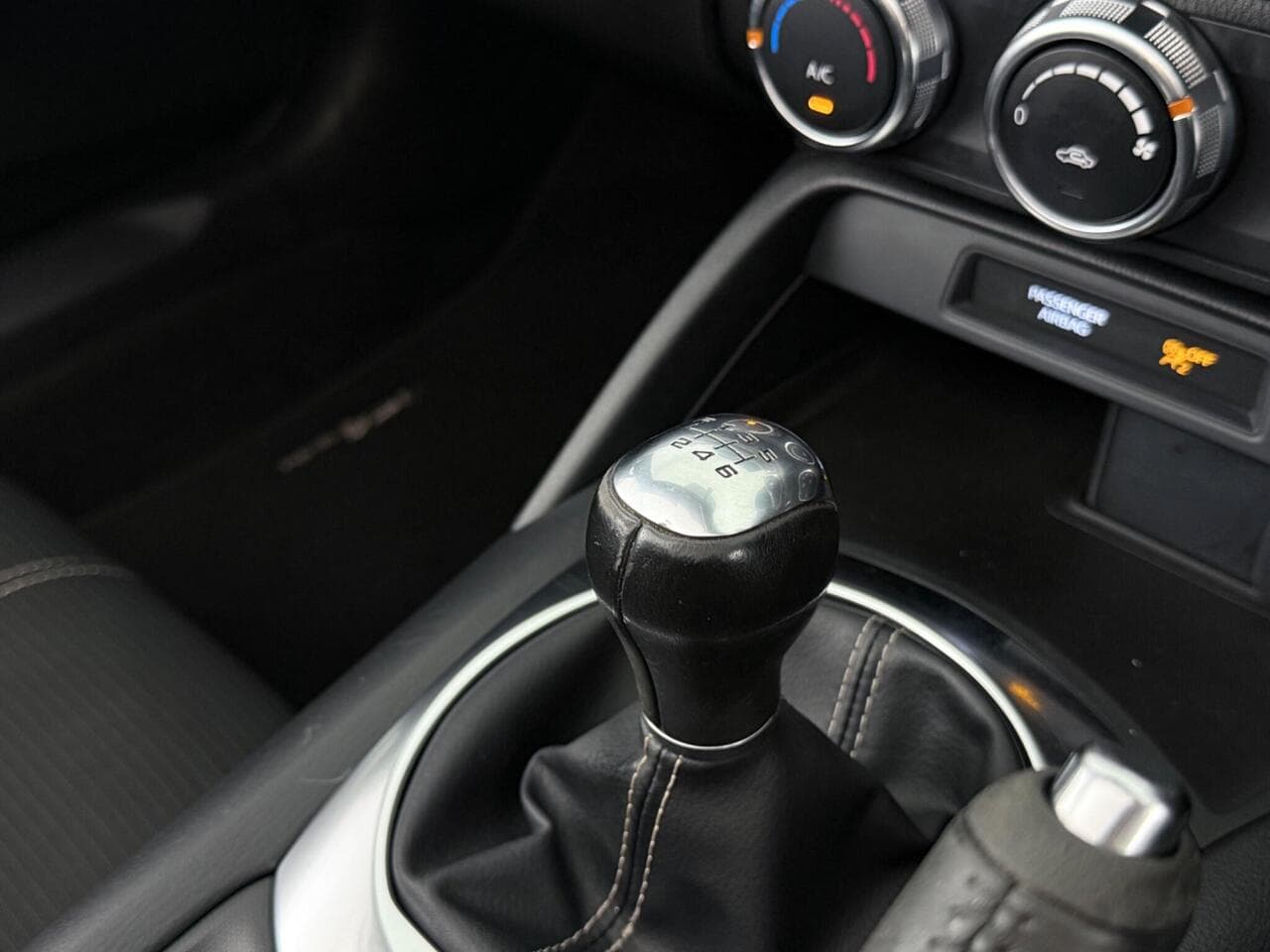 Fiat 124 Spider thumbnail Interior Front