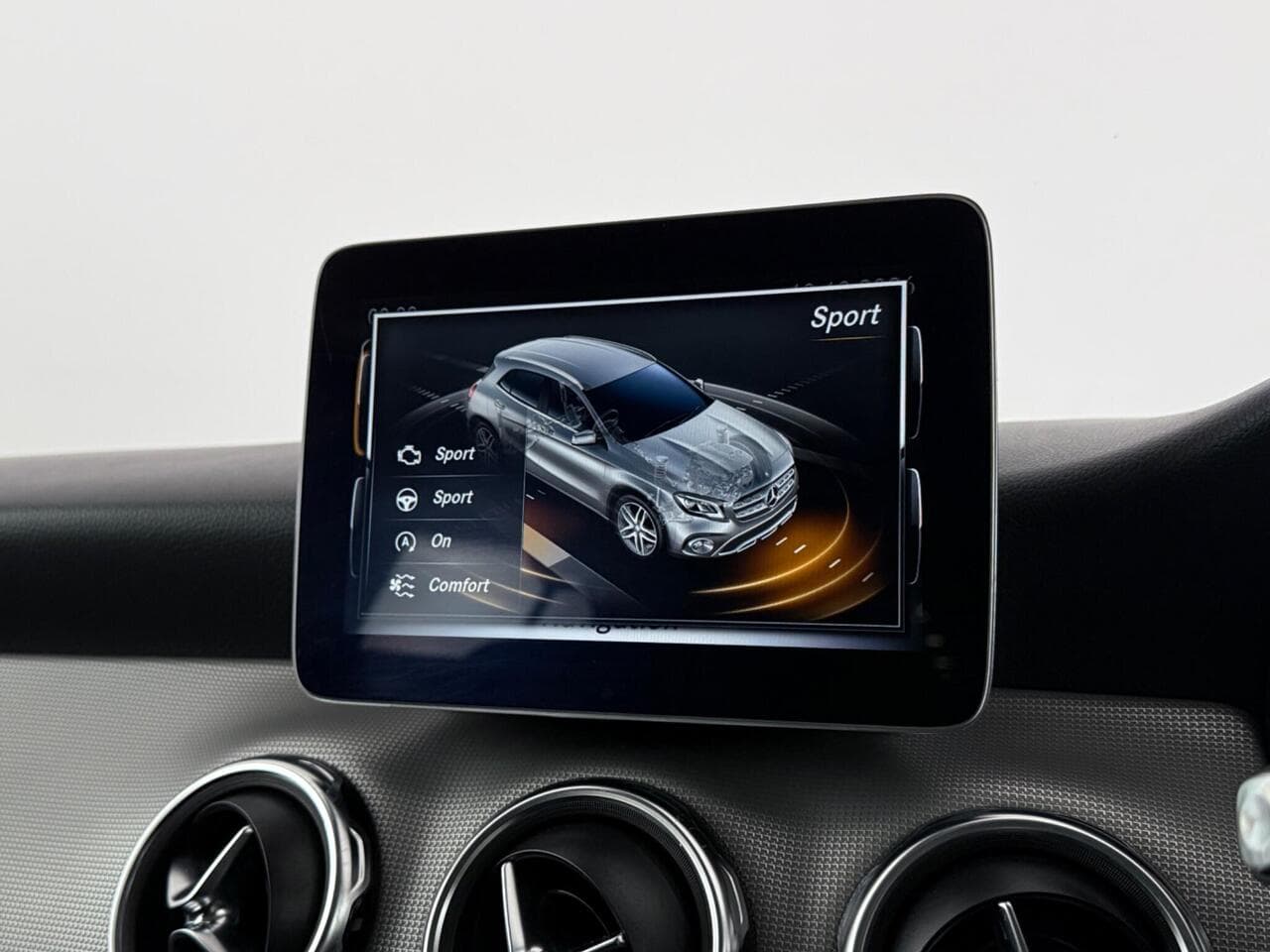 Mercedes-Benz GLA thumbnail Infotainment System