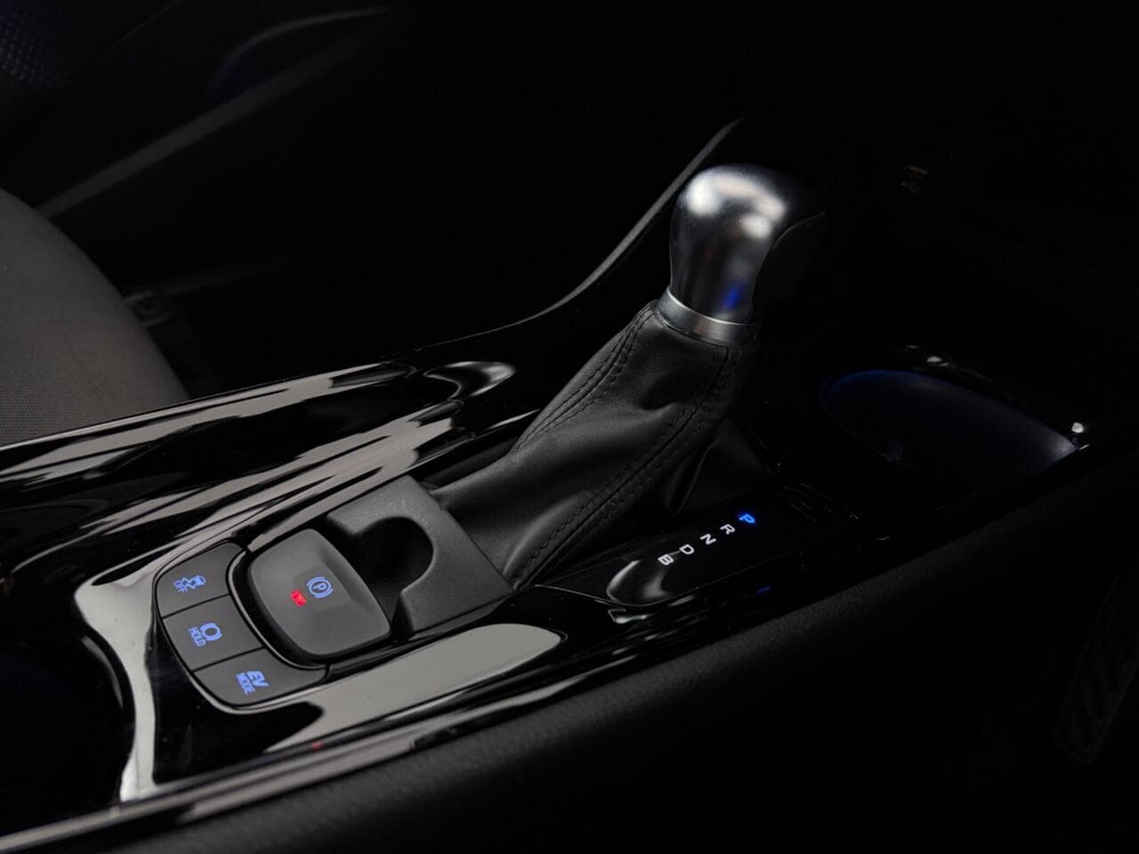 Toyota C-HR thumbnail Interior Front