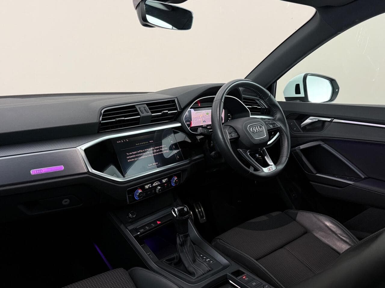 Audi Q3 thumbnail Interior Front