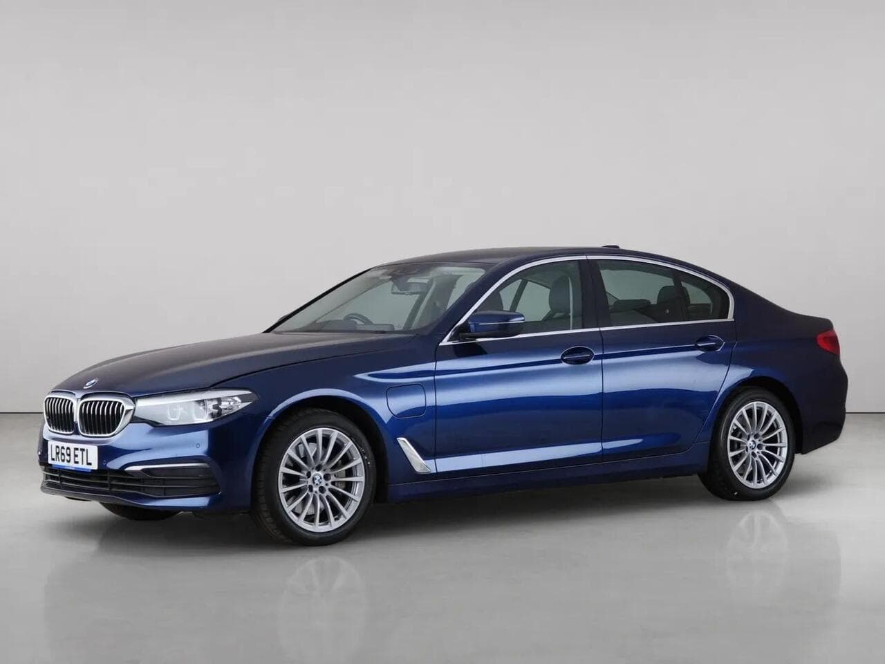 BMW 5 Series thumbnail Front Left