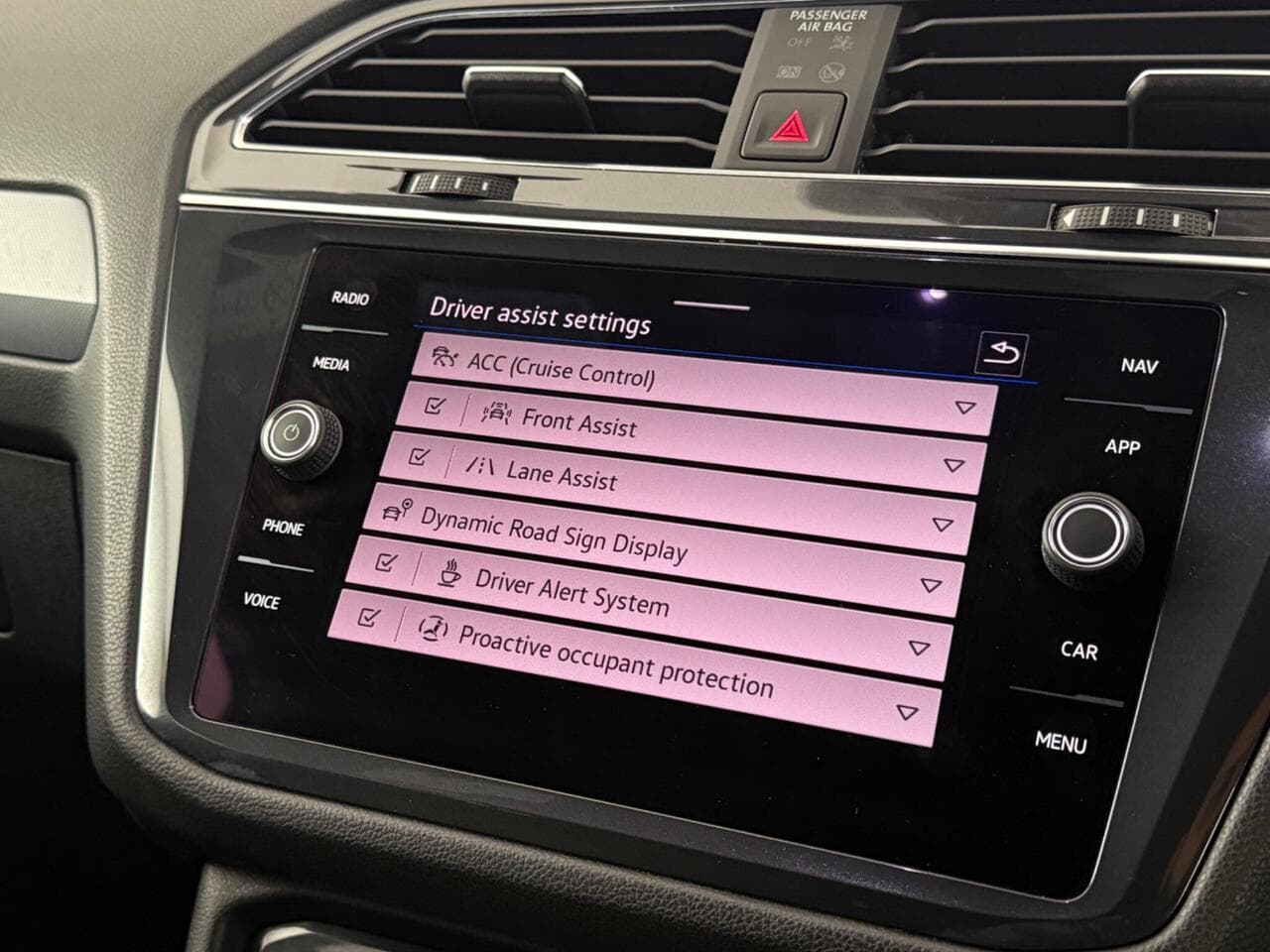 Volkswagen Tiguan Allspace thumbnail Infotainment System