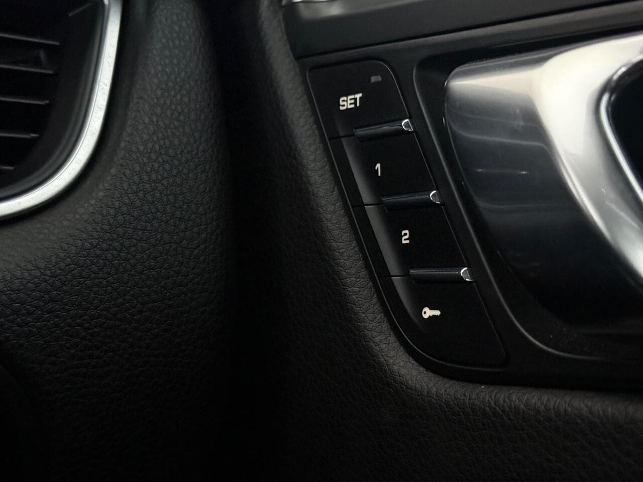 Porsche Macan thumbnail Misc Controls