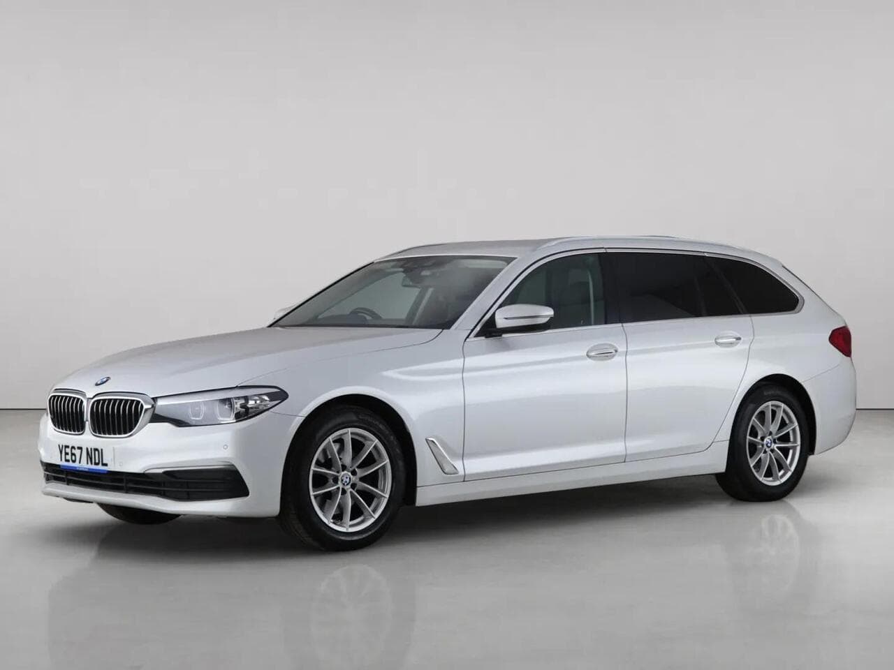 BMW 5 Series thumbnail Front Left