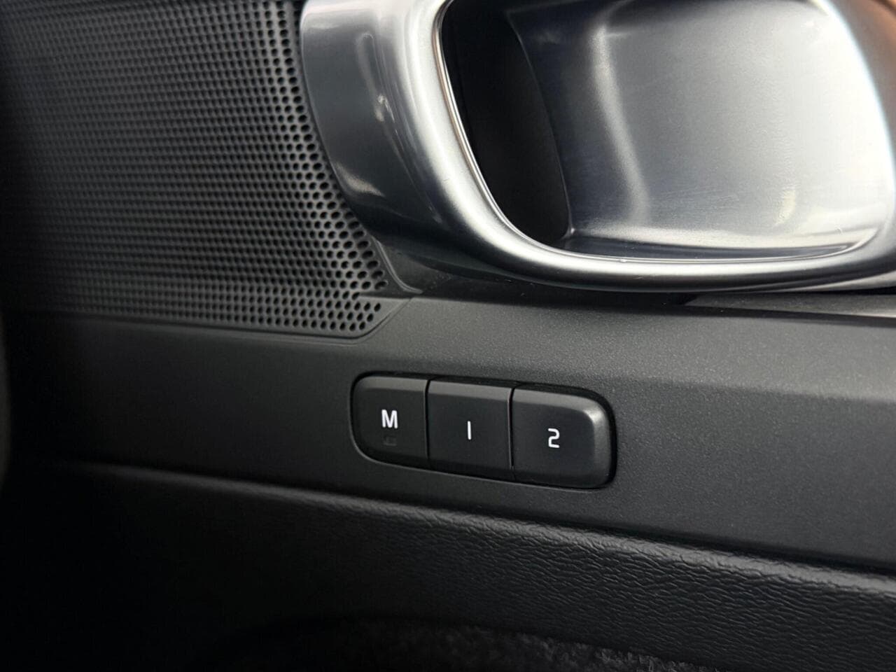 Volvo XC40 thumbnail Misc Controls
