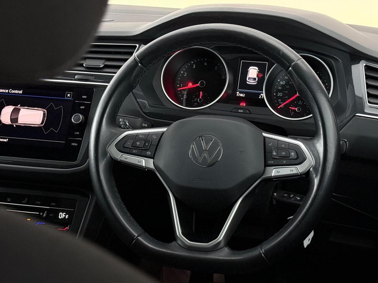 Volkswagen Tiguan thumbnail Steering Wheel
