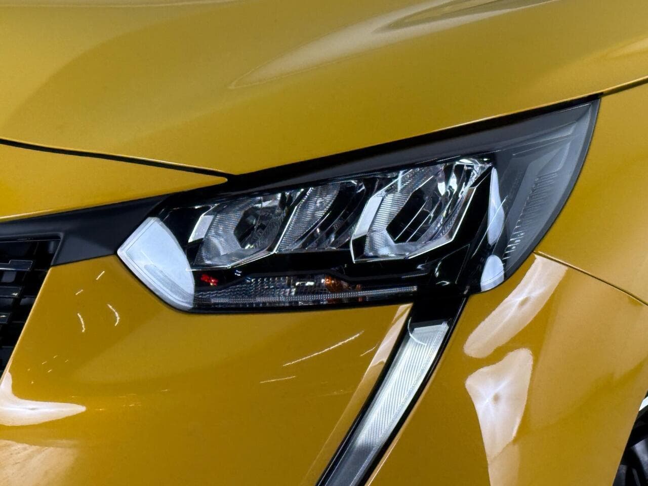 Peugeot 208 thumbnail Lights Front