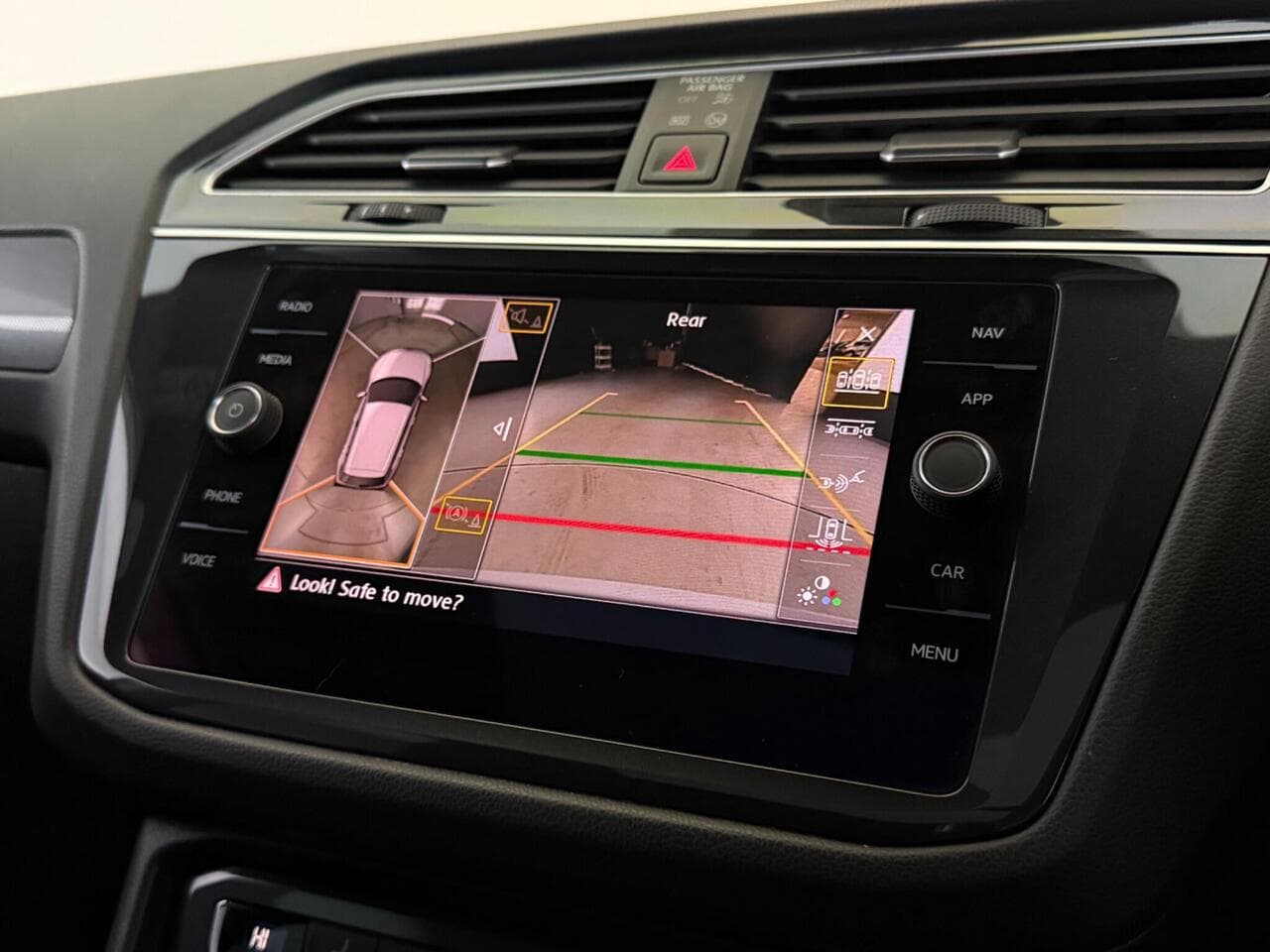Volkswagen Tiguan thumbnail Infotainment System