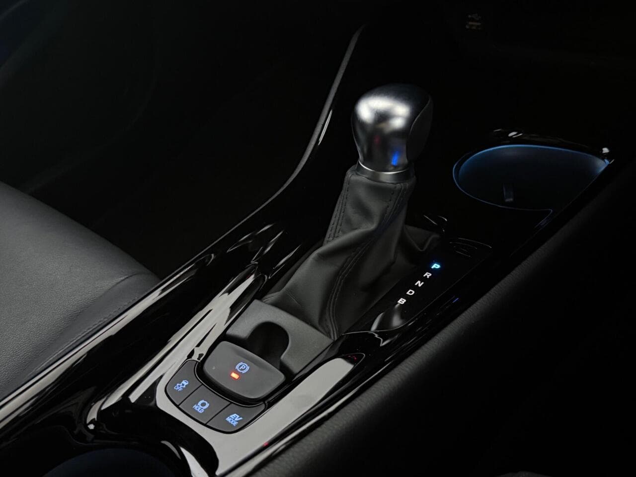 Toyota C-HR thumbnail Interior Front