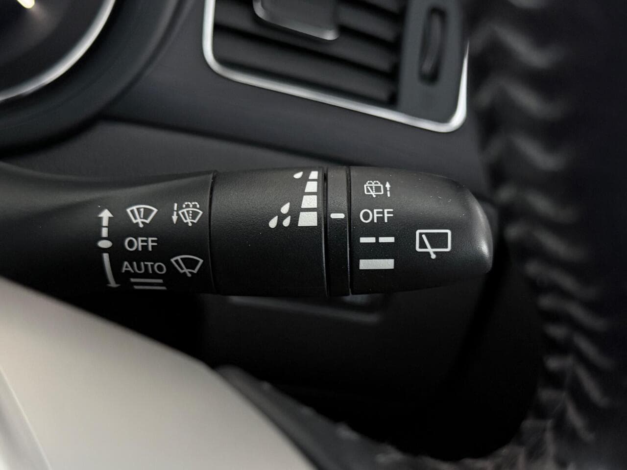Nissan Pulsar thumbnail Misc Controls