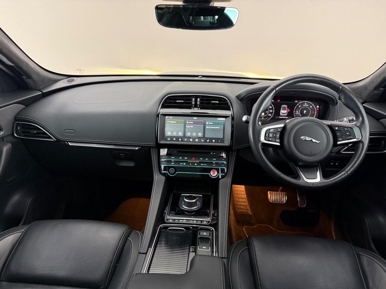 Jaguar F-PACE thumbnail Interior Front