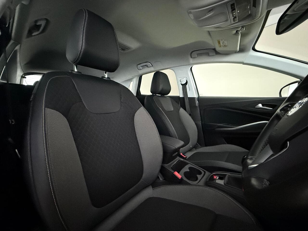Vauxhall Grandland thumbnail Seat Driver