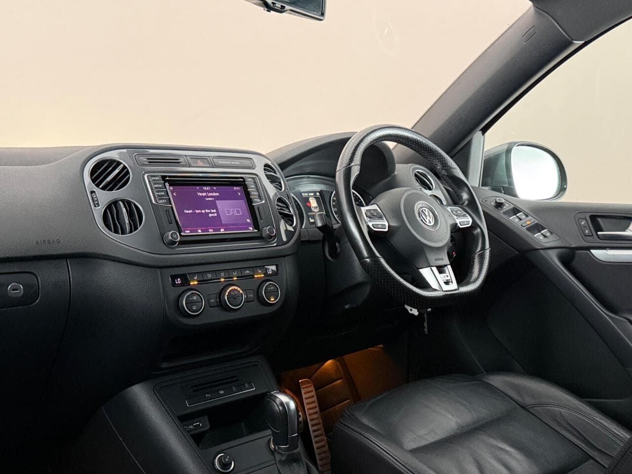 Volkswagen Tiguan thumbnail Interior Front