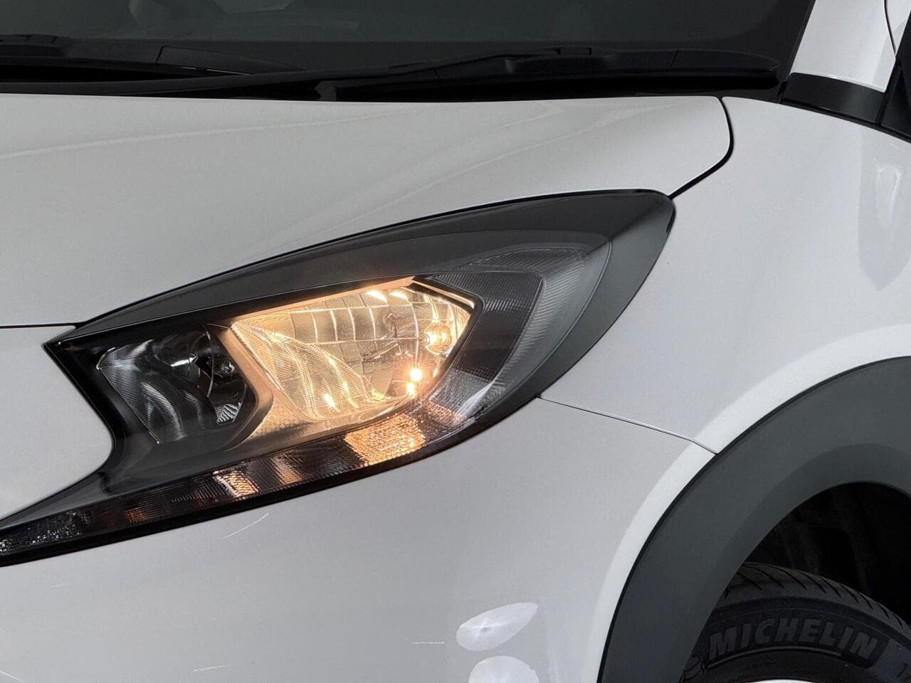 Toyota Aygo X thumbnail Lights Front