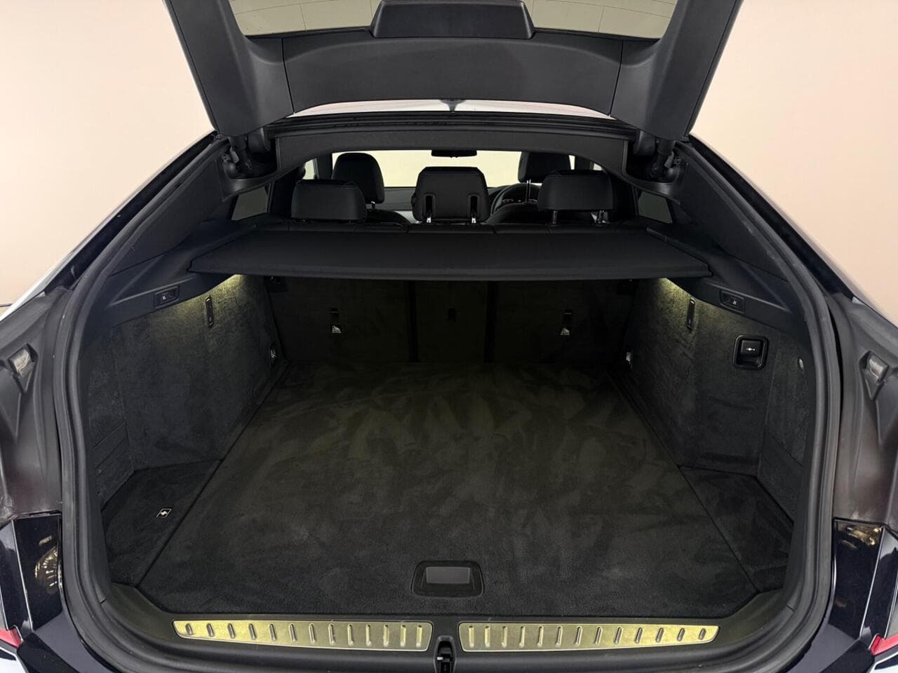 BMW 6 Series Gran Turismo thumbnail Boot