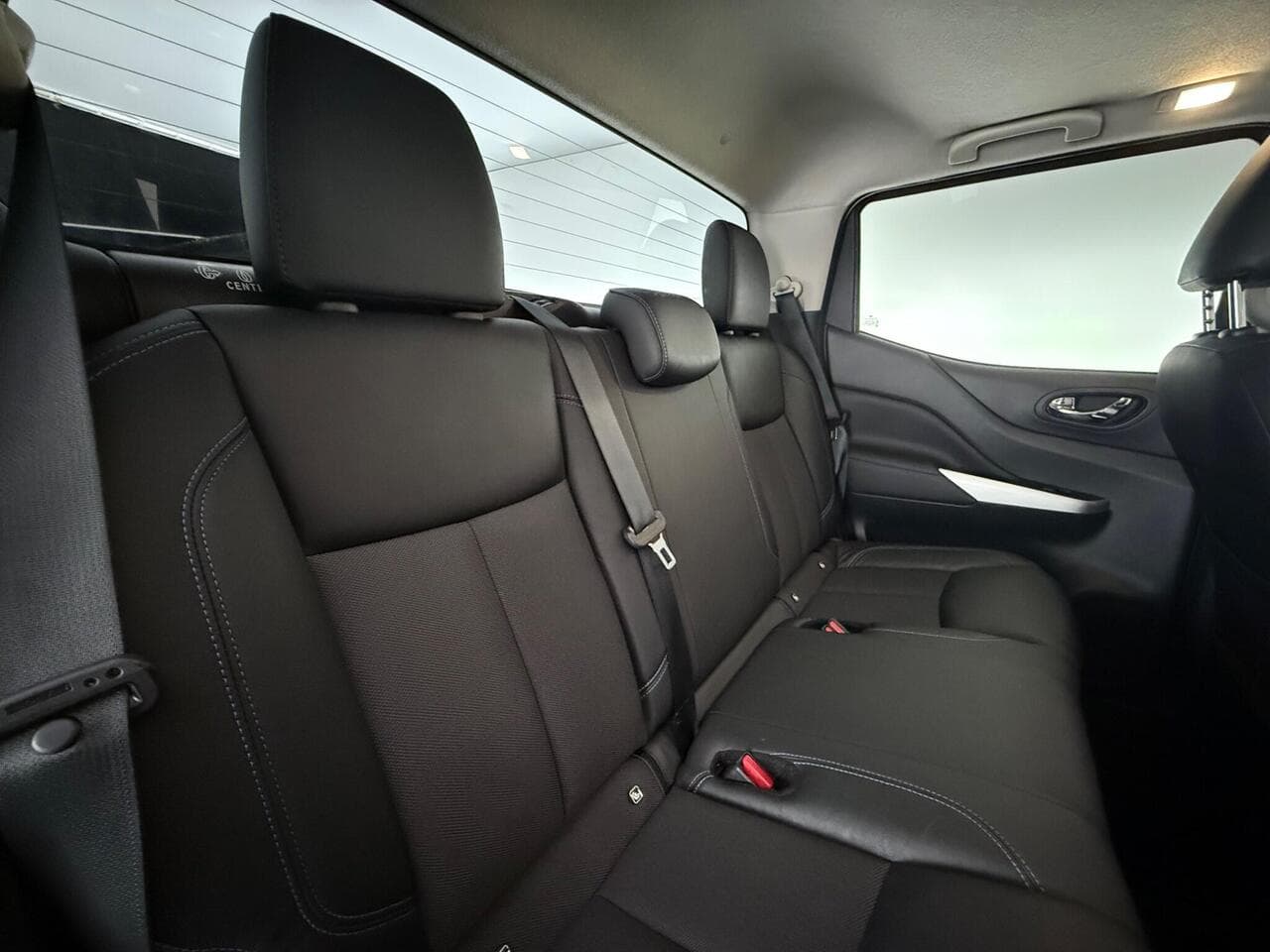 Nissan Navara thumbnail Seats Rear