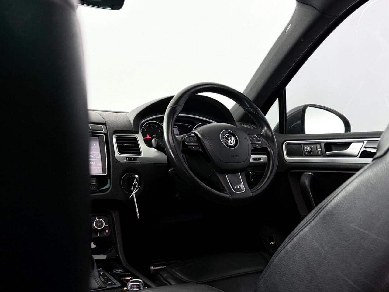 Volkswagen Touareg thumbnail Interior Front