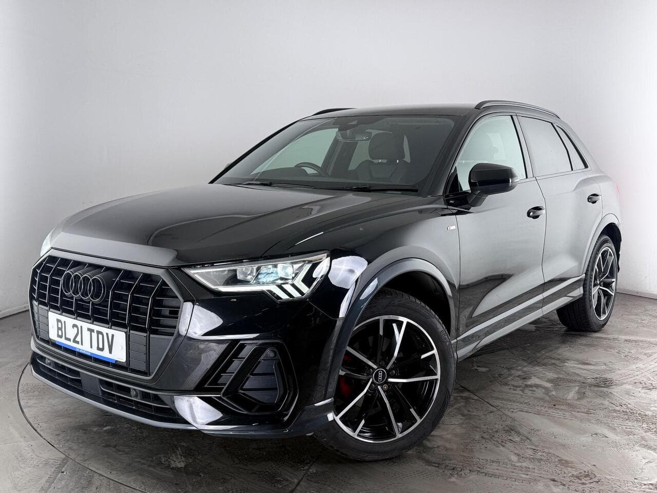 Audi Q3 thumbnail Front Left